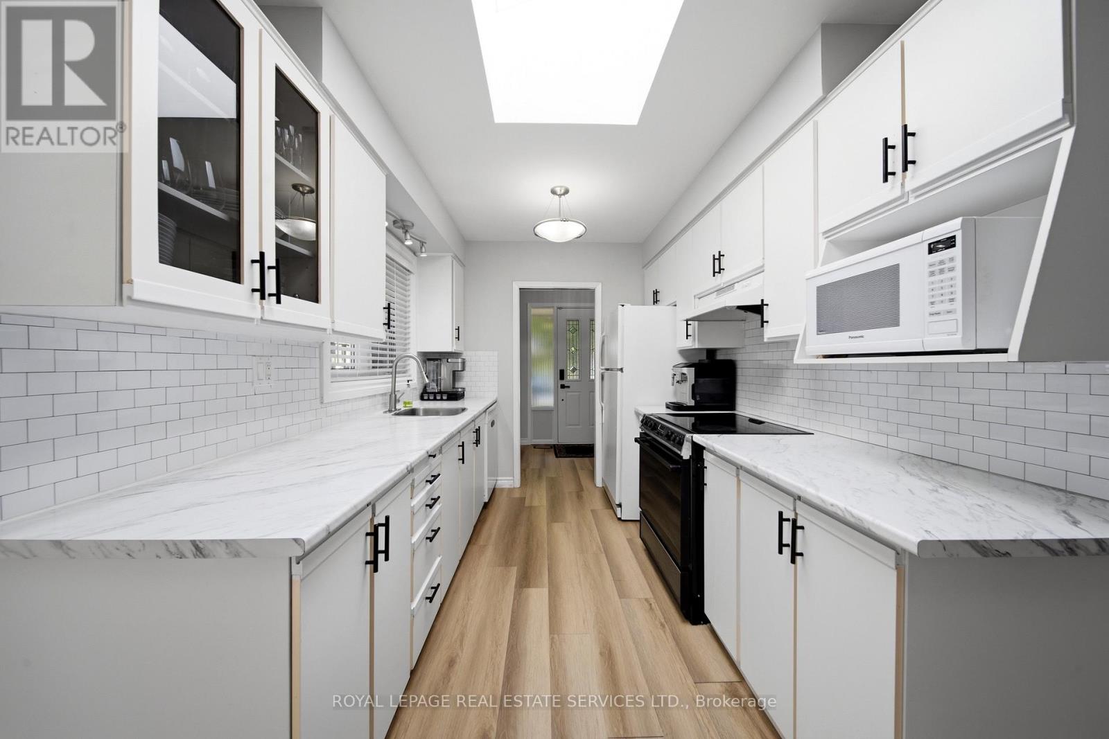 127 Redgrave Drive, Toronto, Ontario  M9R 3V5 - Photo 5 - W13664692