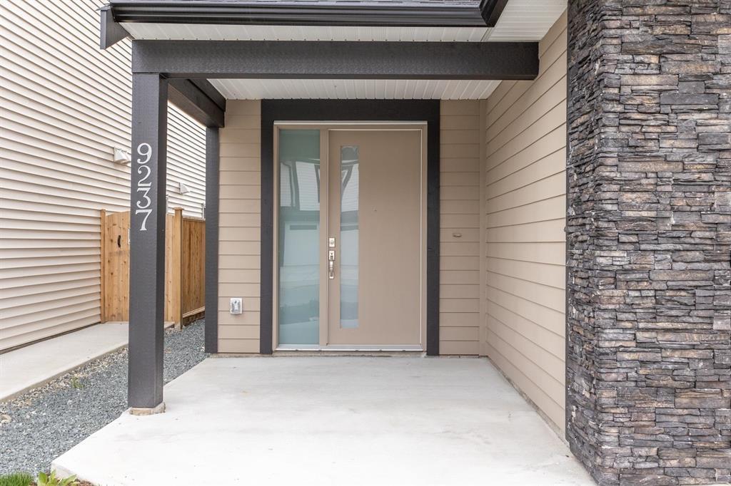 9237 Sitka Place, Chilliwack Proper East, Chilliwack, British Columbia  V2P 8B6 - Photo 3 - R3154986