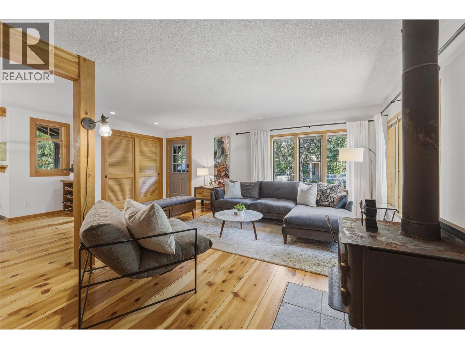 5 Garibaldi Drive, Whistler, British Columbia  V8E 0A7 - Photo 3 - R3154978