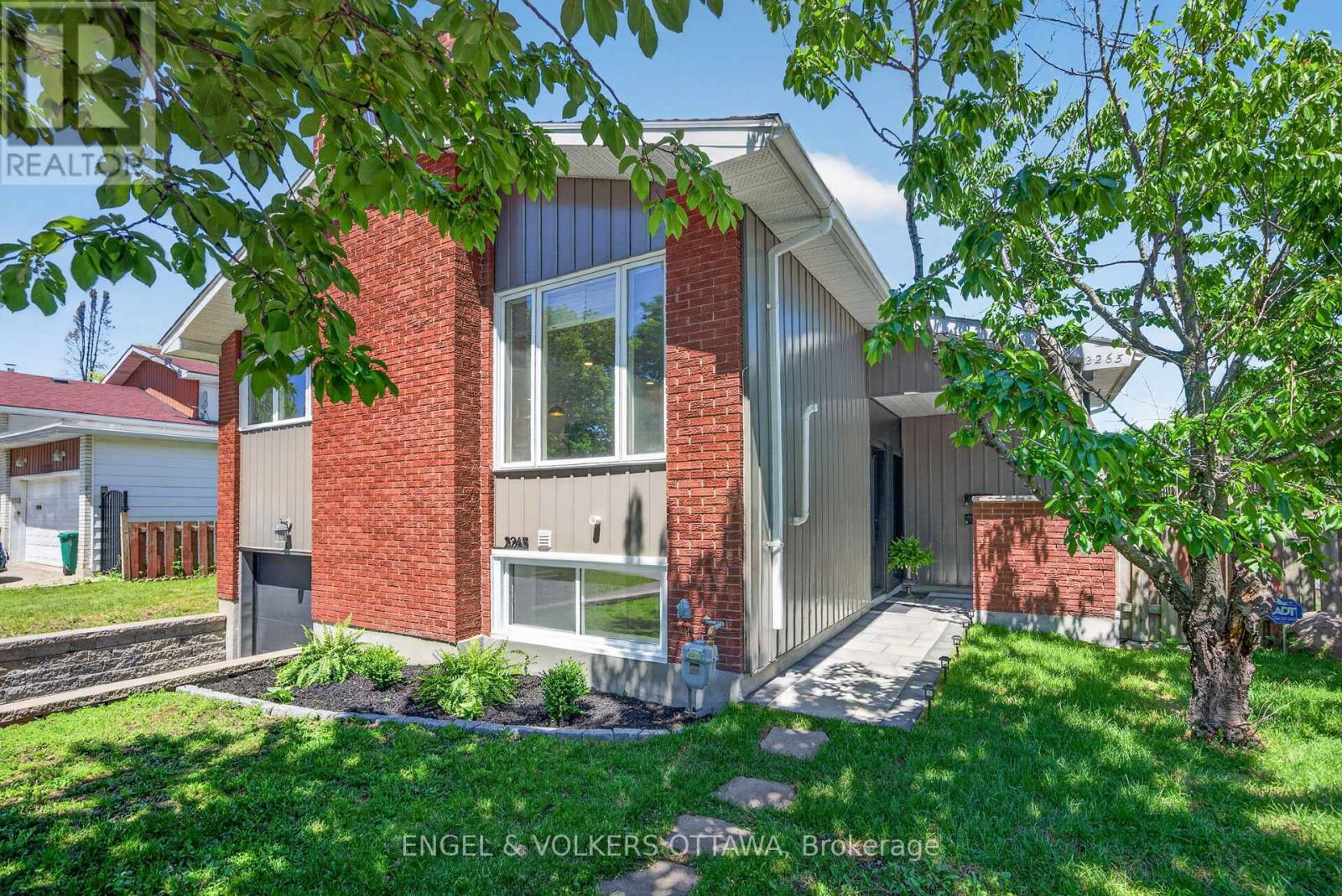 2265 Samuel Drive, Ottawa, Ontario K1G 3C3 - Photo 2 - X13664732