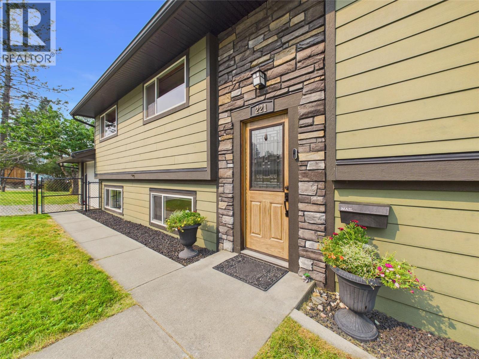 221 27th Avenue S, Cranbrook, British Columbia V1C 3J4 - Photo 3 - 10396197