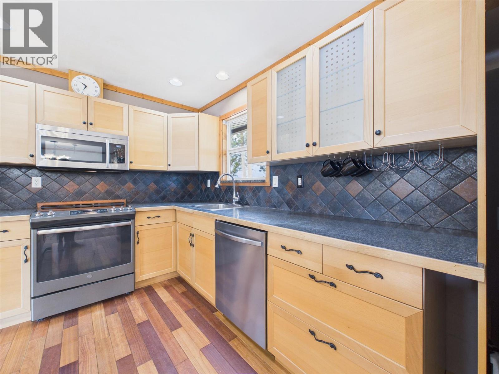 221 27th Avenue S, Cranbrook, British Columbia V1C 3J4 - Photo 8 - 10396197