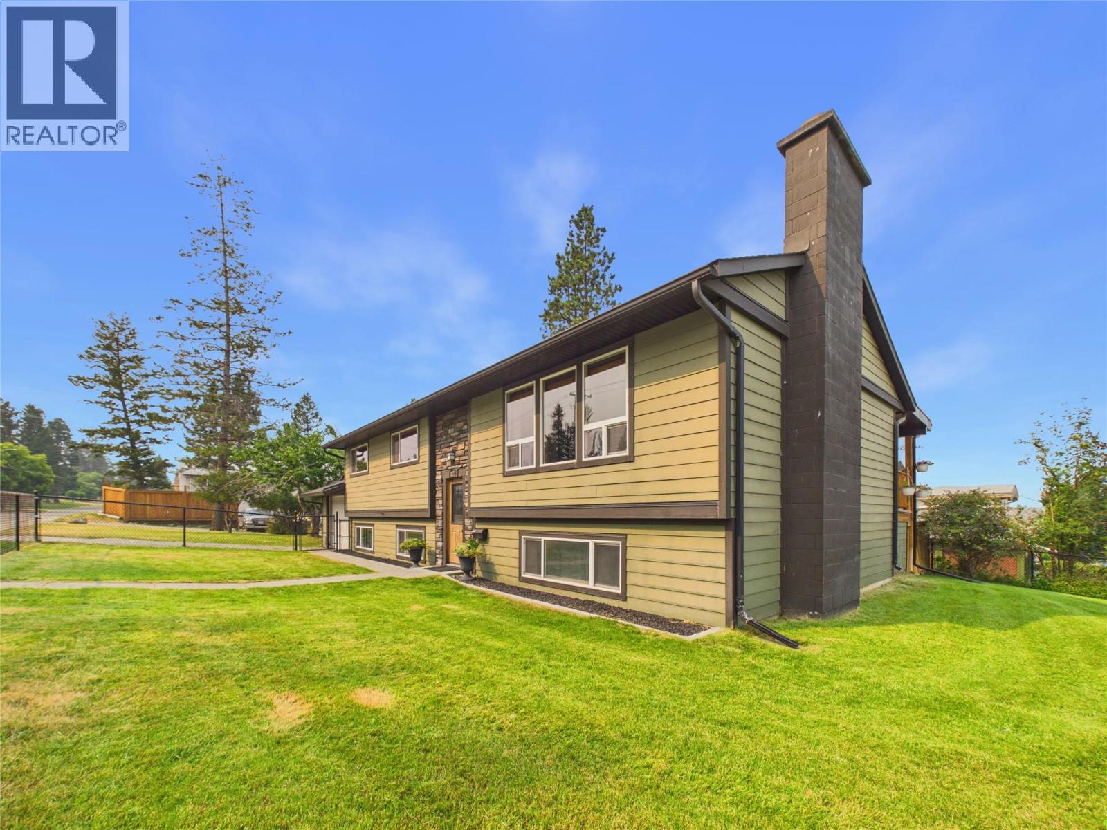 221 27th Avenue S, Cranbrook, British Columbia V1C 3J4 - Photo 2 - 10396197