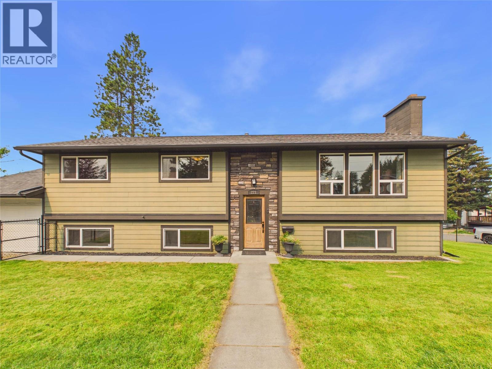 221 27th Avenue S, Cranbrook, British Columbia V1C 3J4 - Photo 1 - 10396197