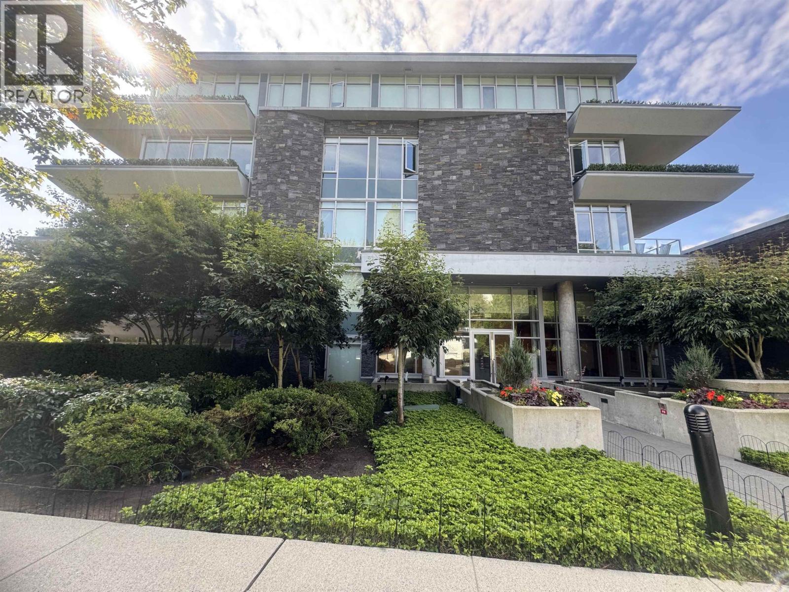 402 866 Arthur Erickson Place, West Vancouver, British Columbia  V7T 0B2 - Photo 1 - R3154351