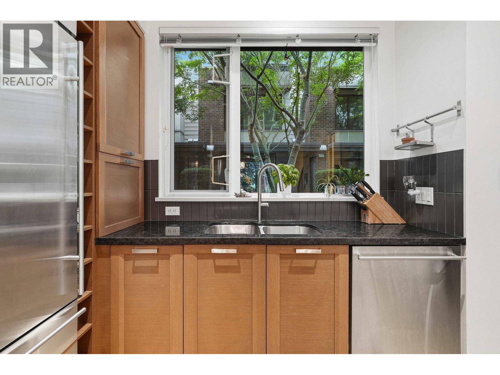 27 230 Salter Street, New Westminster, British Columbia  V3M 0G1 - Photo 5 - R3154997