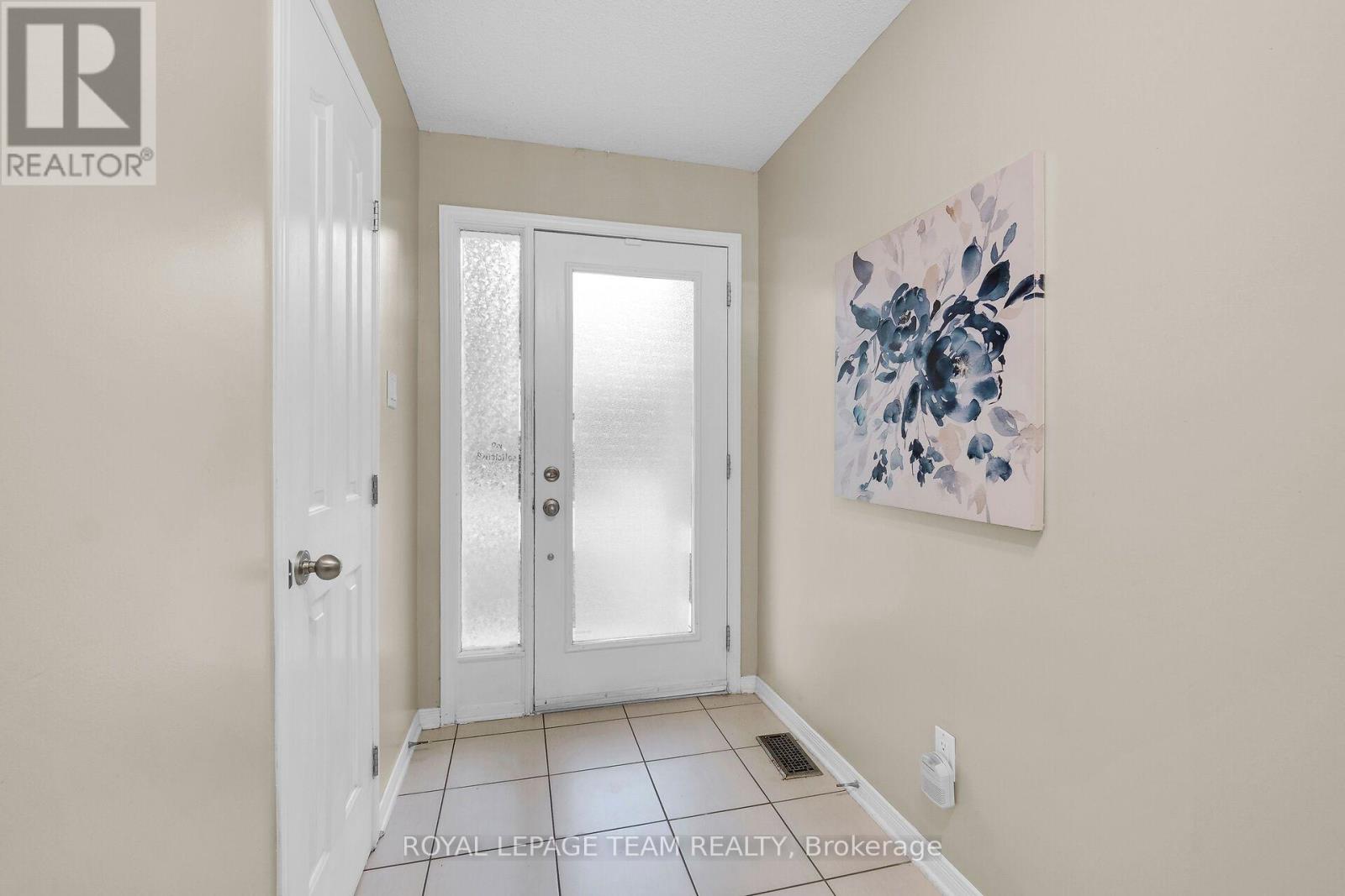 137 Corinth Private, Ottawa, Ontario K2E 0A8 - Photo 2 - X13664882
