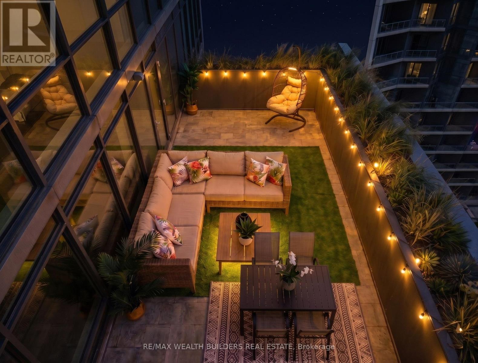 <div class="slider-price">$1,325,000</div><p>1133 - 15 Merchants' Wharf Way, Toronto, Ontario</p>