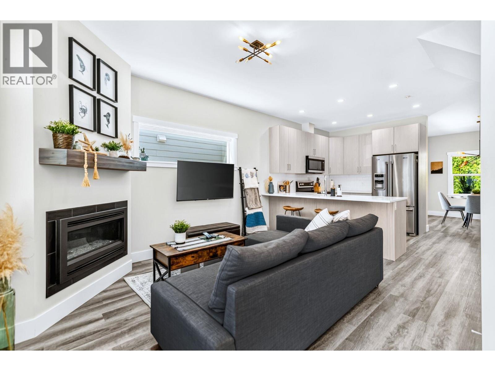 17 950 Woodsworth Road, Gibsons, British Columbia  V0N 1V7 - Photo 1 - R3155025