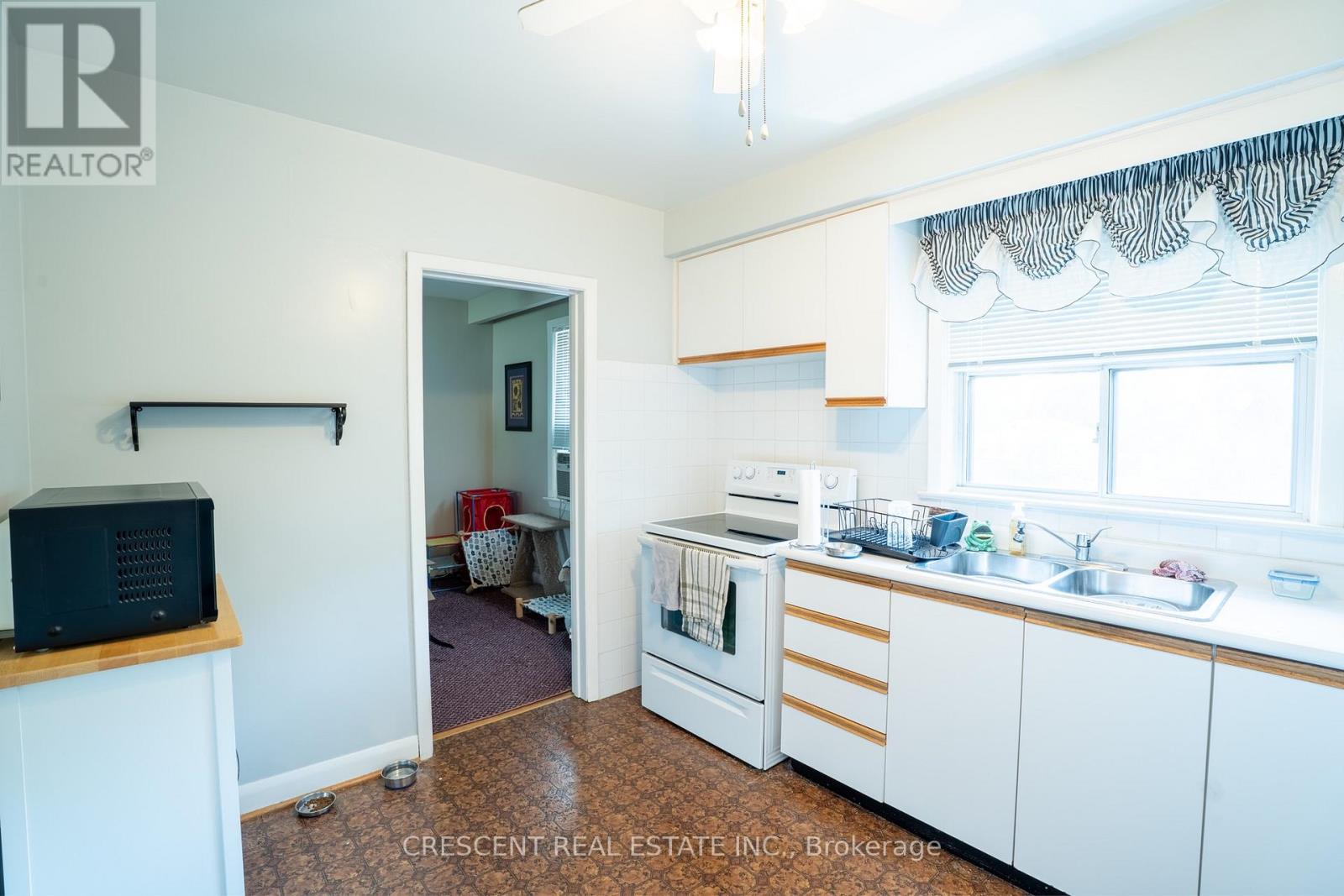 Upper - 35 Laburnham Avenue, Toronto (Long Branch), Ontario  M8W 1S6 - Photo 4 - W13664946