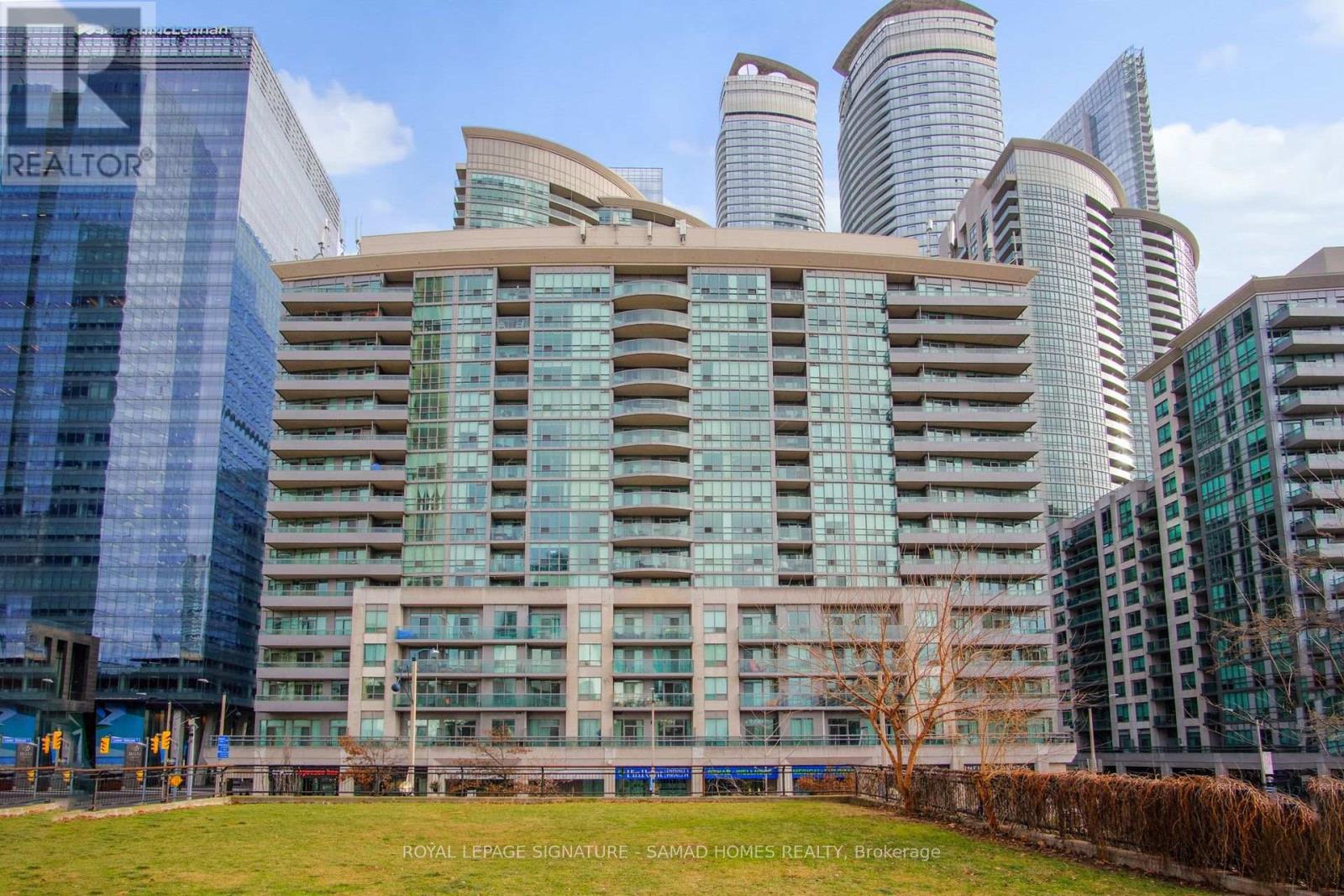 1915 - 51 LOWER SIMCOE STREET, Toronto, Ontario