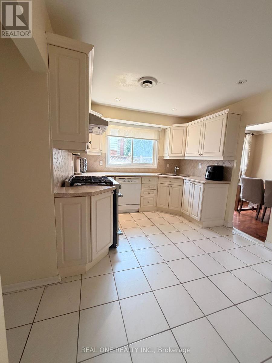 2150 Herridge Drive, Mississauga, Ontario  L5K 1N6 - Photo 5 - W13665044