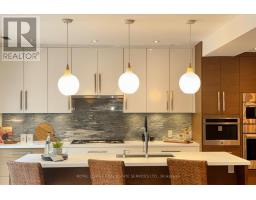 52 GLENADEN AVENUE E, Toronto, Ontario