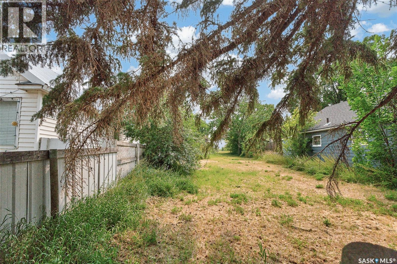 59 Iroquois Street W, Moose Jaw, Saskatchewan  S6H 5A4 - Photo 2 - SK030824