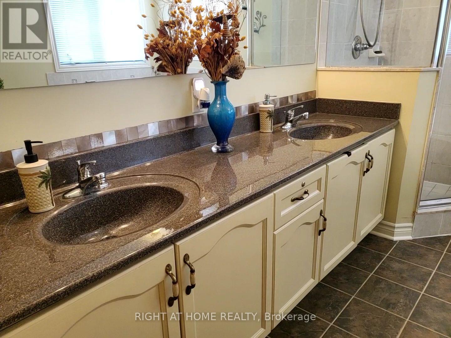 101 Townwood Drive, Richmond Hill, Ontario  L4E 4T2 - Photo 32 - N13665134