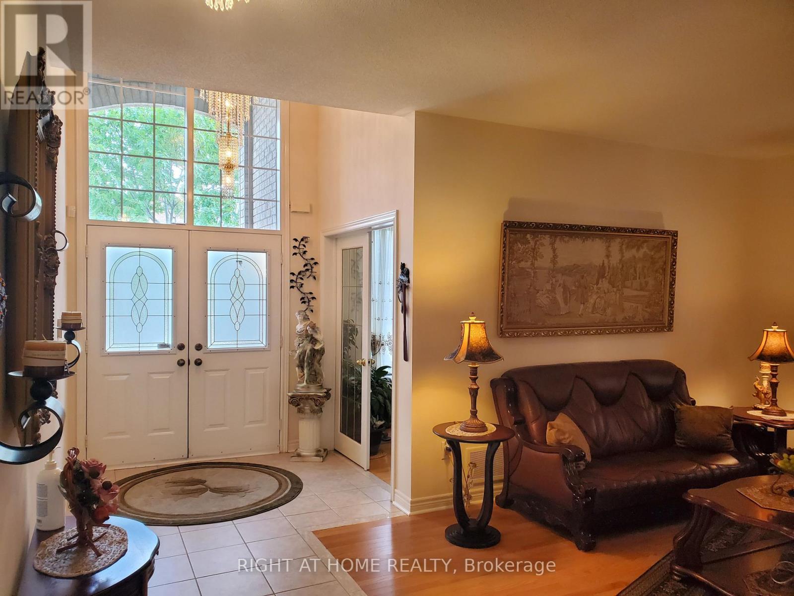 101 Townwood Drive, Richmond Hill, Ontario  L4E 4T2 - Photo 7 - N13665134