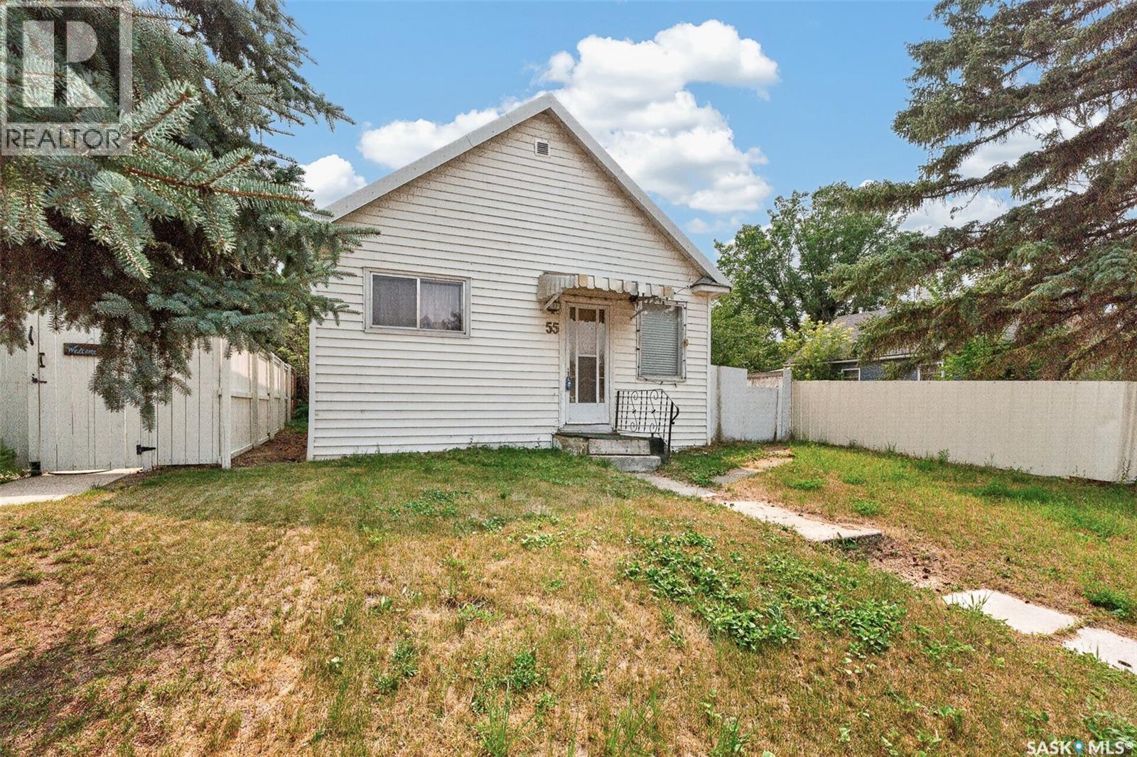 55 Iroquois Street W, Moose Jaw, Saskatchewan  S6H 5A4 - Photo 2 - SK045229