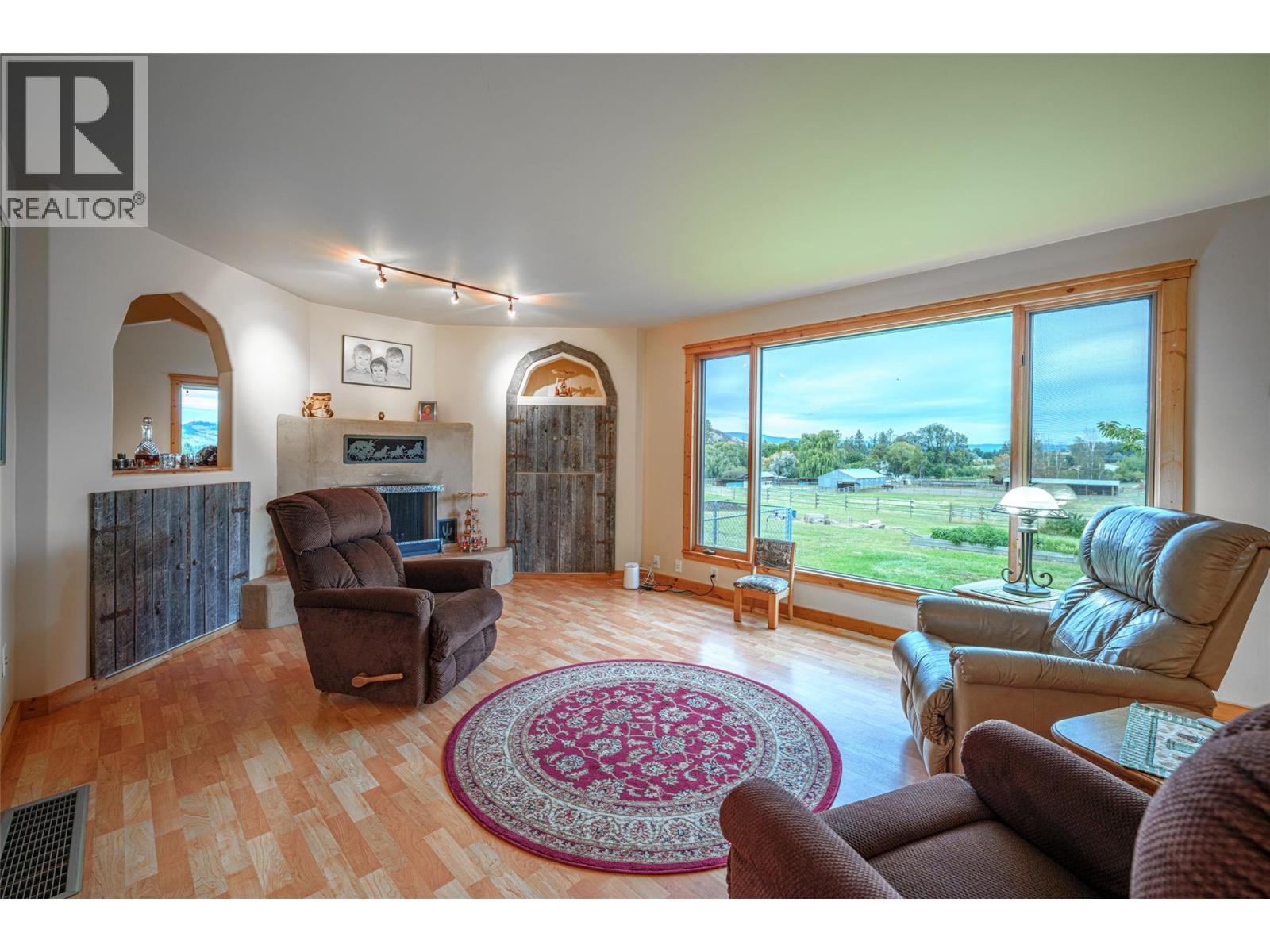9109 Mackie Drive, Coldstream, British Columbia  V1B 1H1 - Photo 9 - 10391418