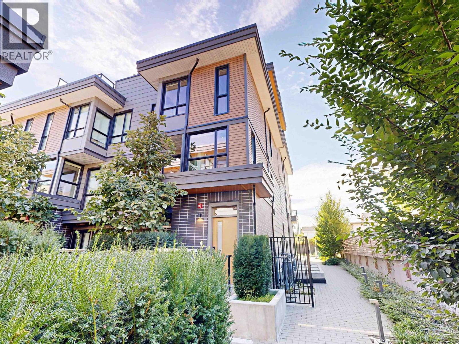 3930 DUMFRIES STREET, Vancouver, British Columbia