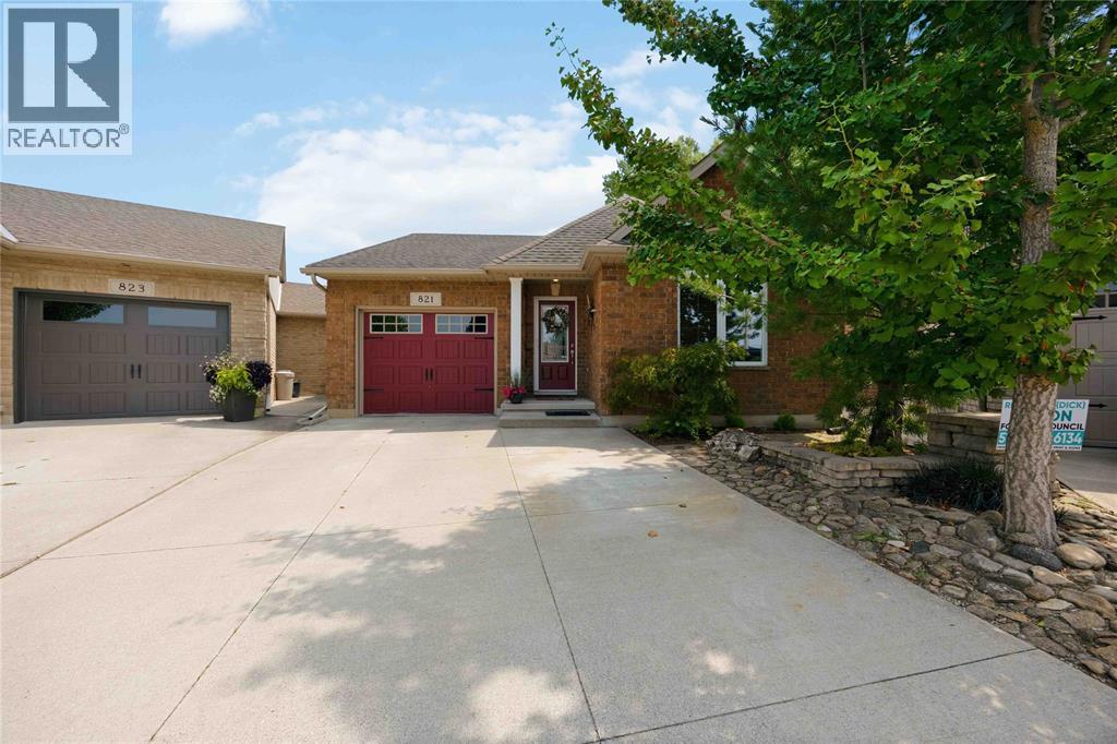821 Carriage Way, Sarnia, Ontario  N7W 0A5 - Photo 2 - 26019497