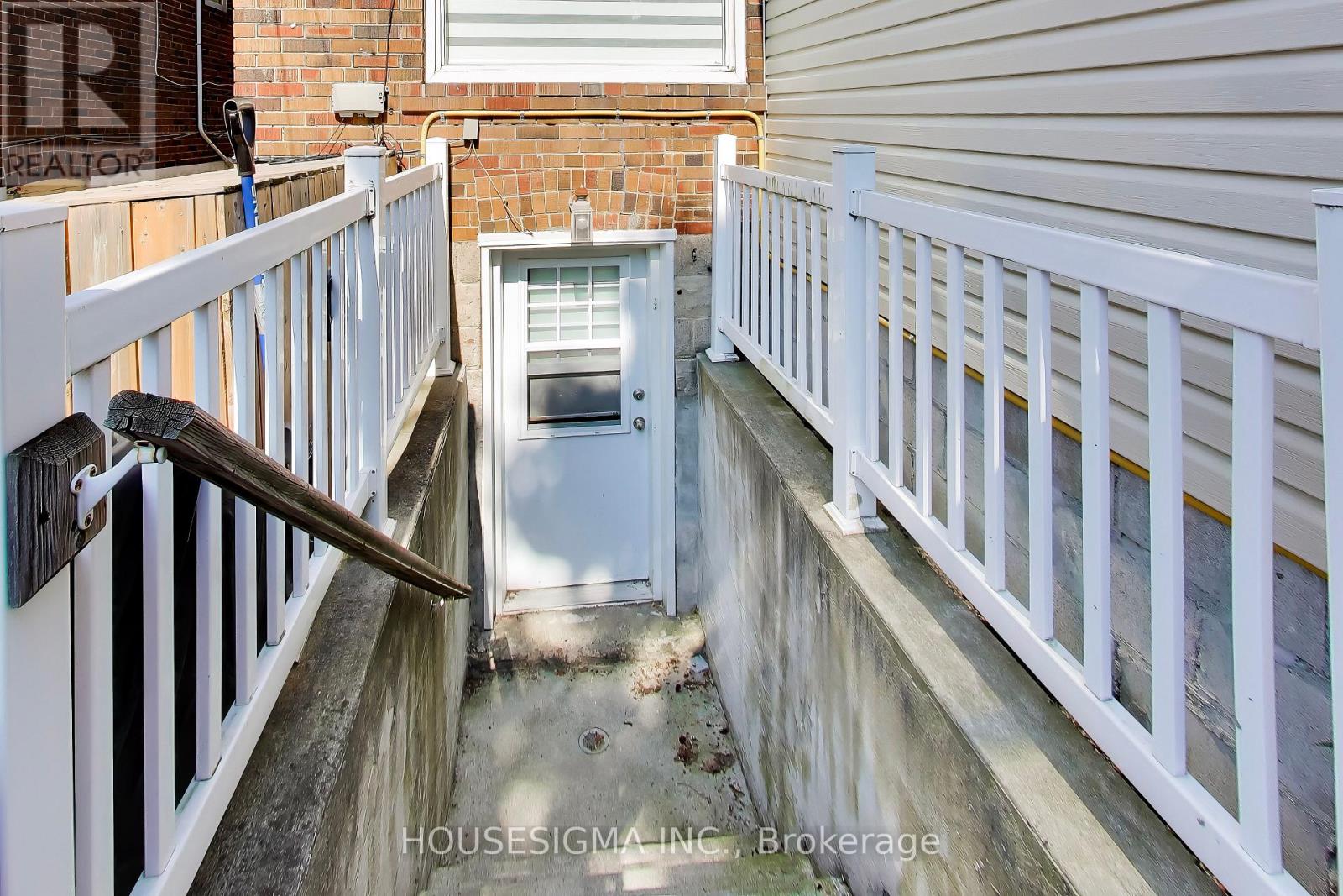 LOWER - 152 LINSMORE CRESCENT, Toronto, Ontario