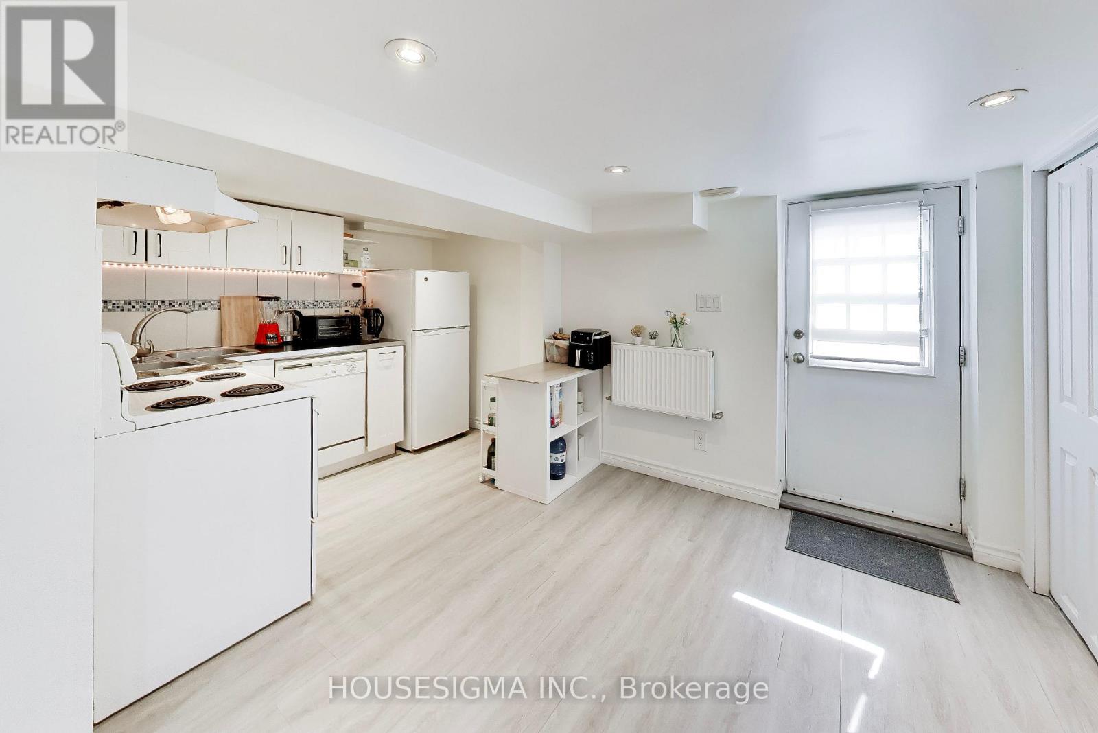Lower - 152 Linsmore Crescent, Toronto, Ontario M4J 4L2 - Photo 4 - E13665312