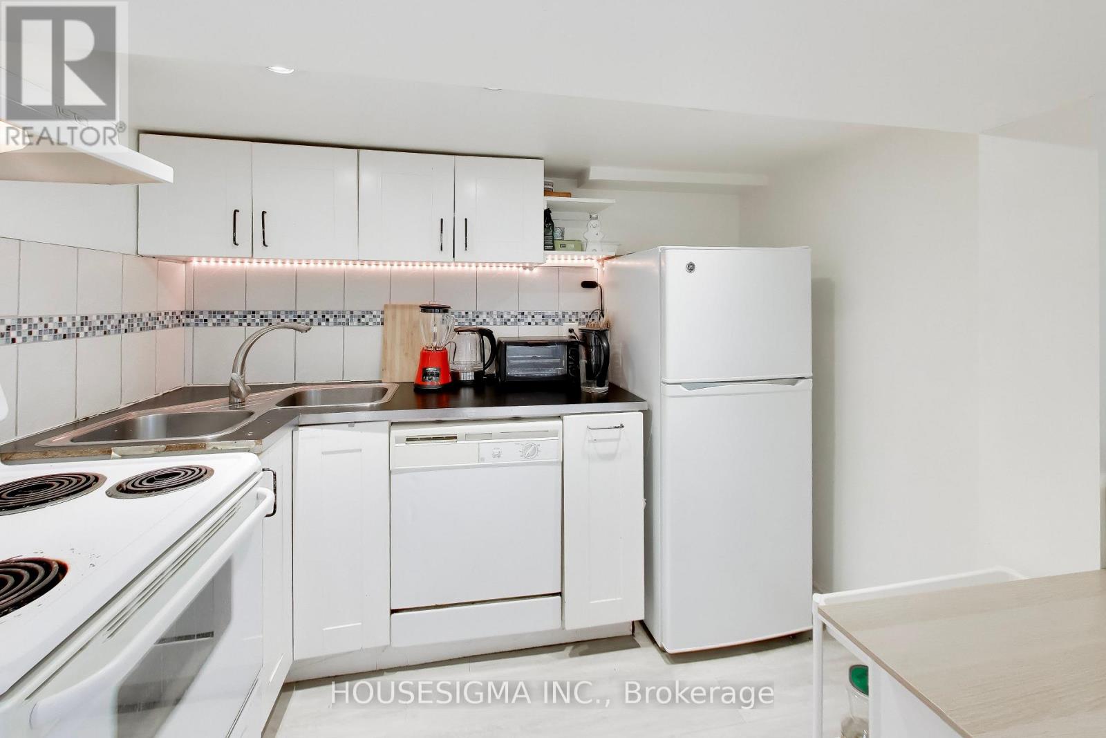 Lower - 152 Linsmore Crescent, Toronto, Ontario M4J 4L2 - Photo 6 - E13665312