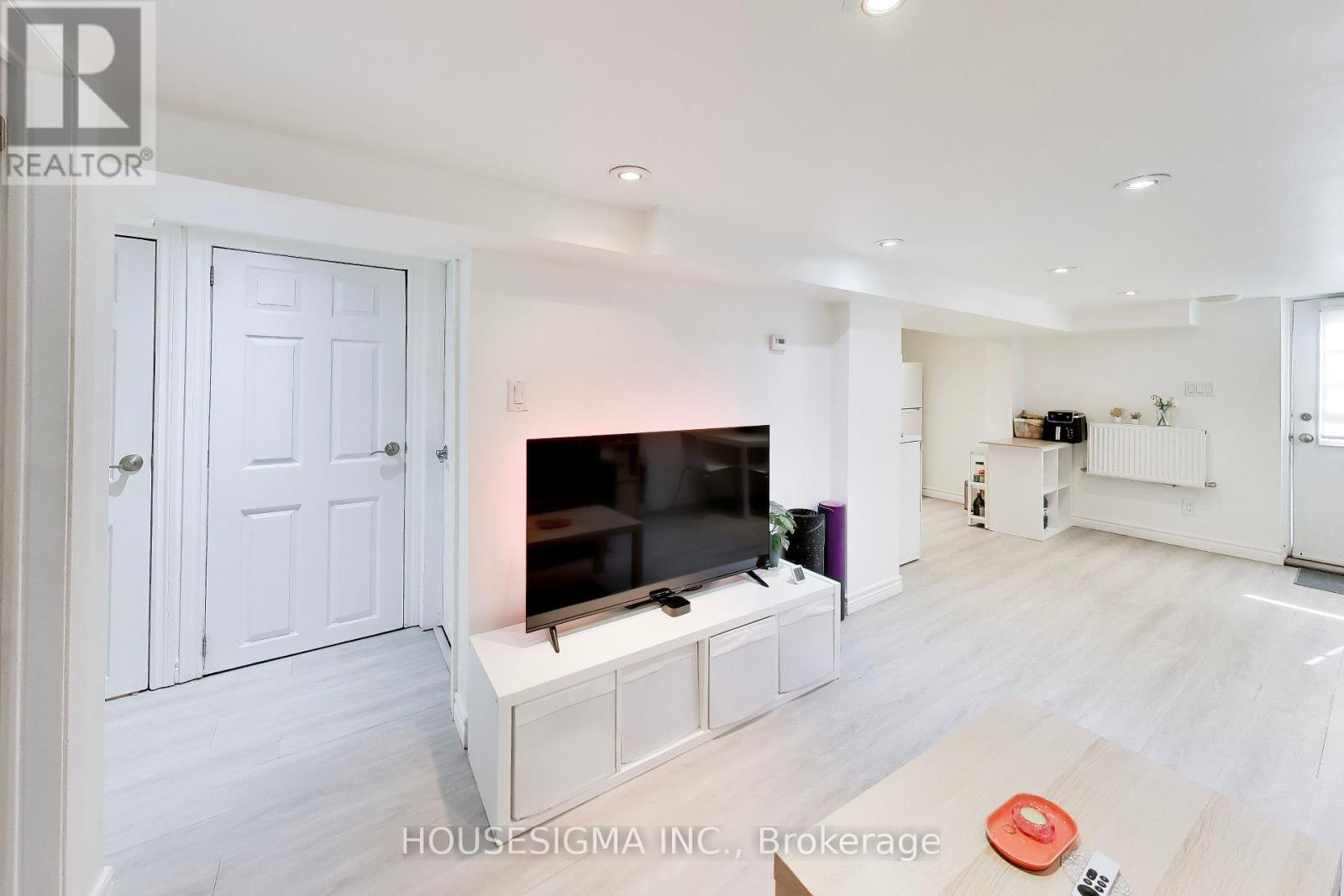 Lower - 152 Linsmore Crescent, Toronto, Ontario M4J 4L2 - Photo 7 - E13665312