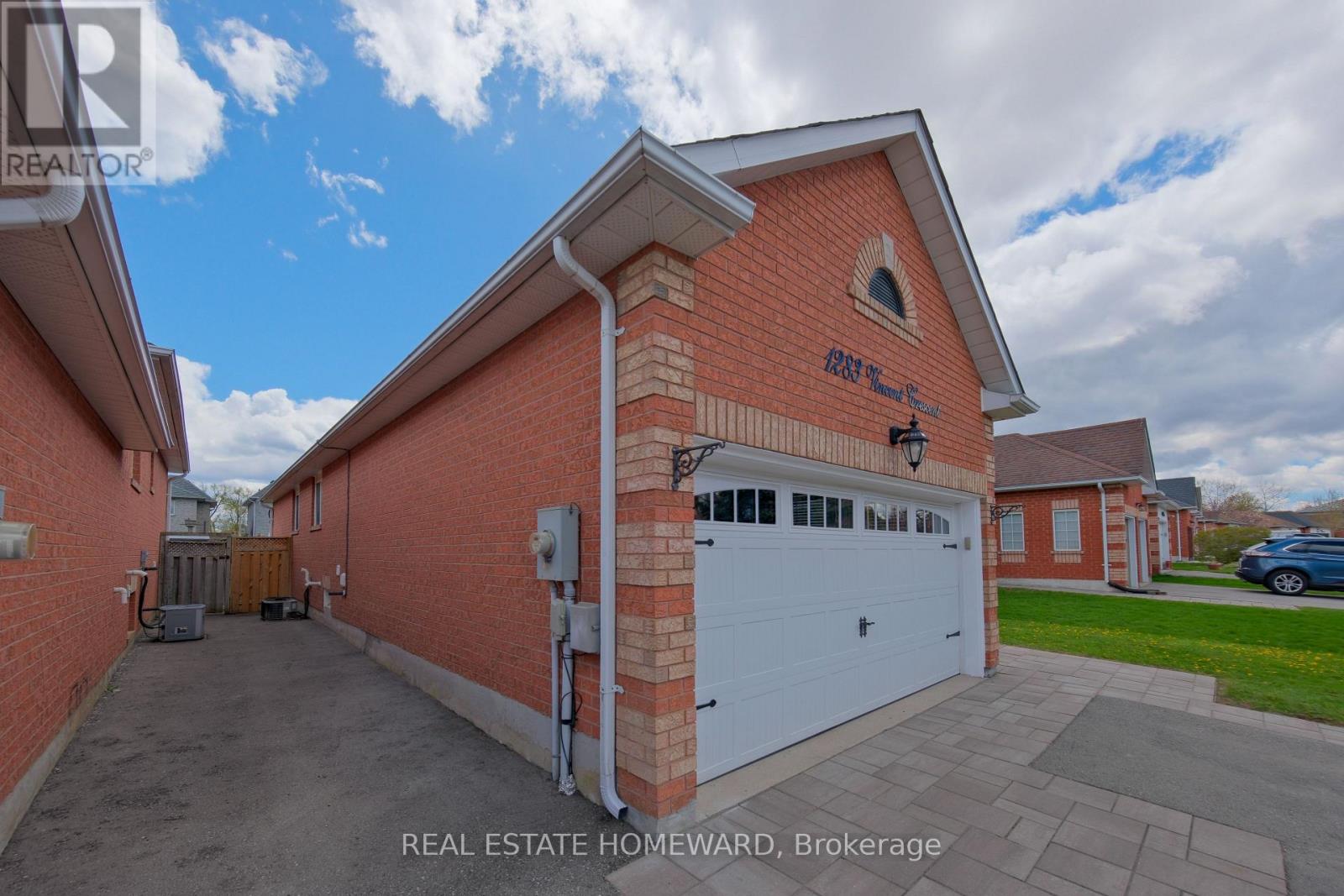1283 Vincent Crescent, Innisfil, Ontario L9S 1Z6 - Photo 3 - N13665212