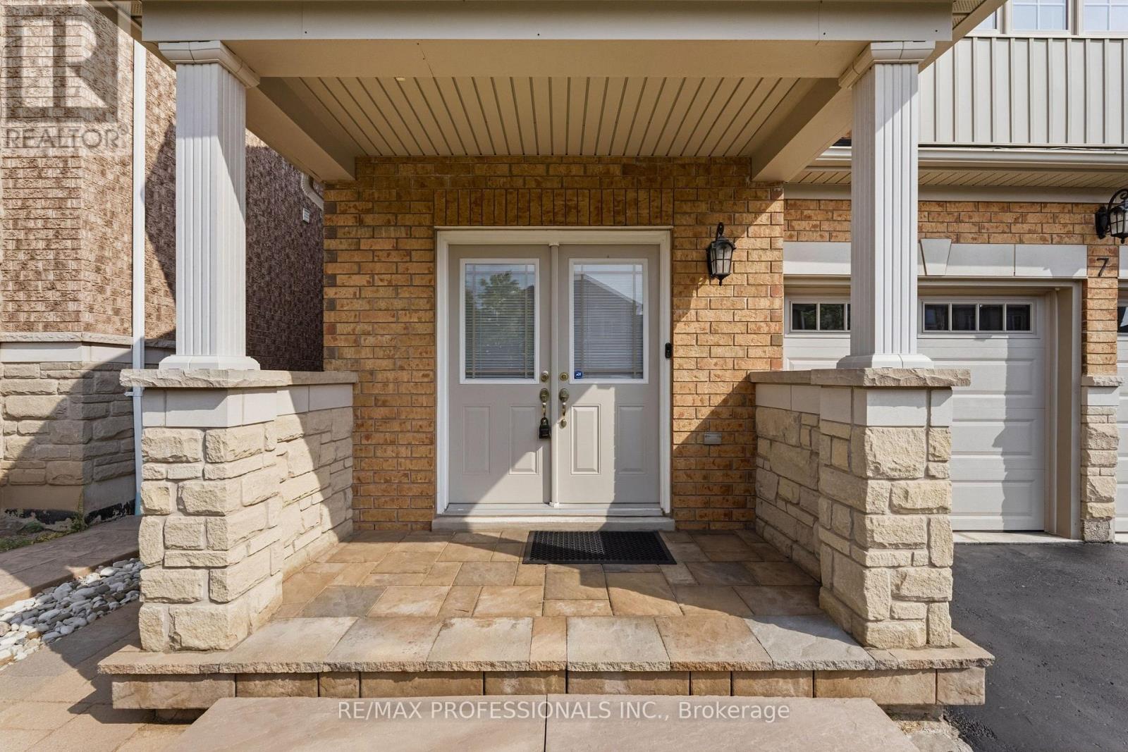 7 Iverson Drive, Brampton, Ontario  L6X 0P4 - Photo 5 - W13665266