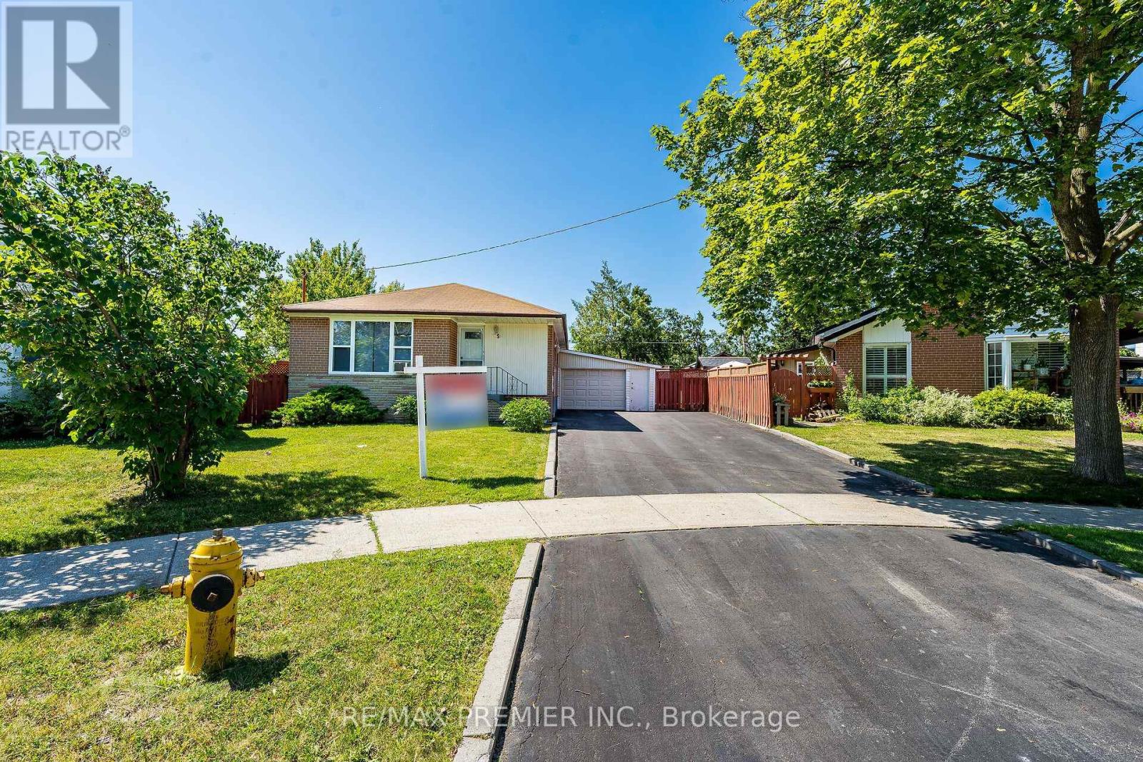 <div class="slider-price">$859,900</div><p>5 Valois Court, Toronto, Ontario</p>