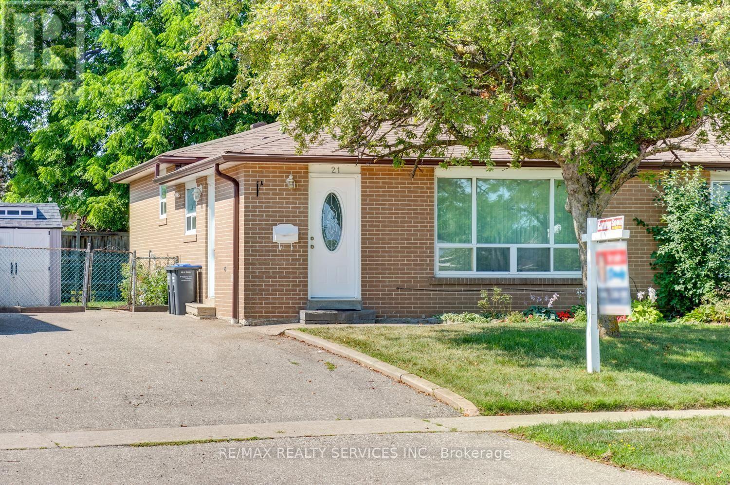 21 Finchgate Boulevard, Brampton, Ontario L6T 3H7 - Photo 1 - W13665386