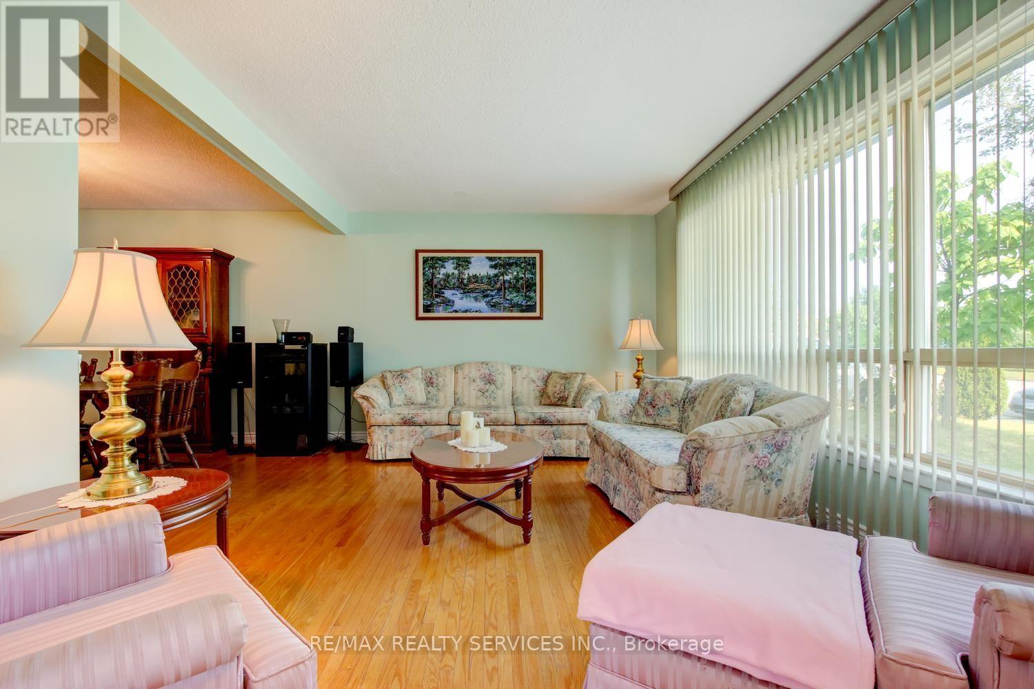 21 Finchgate Boulevard, Brampton, Ontario L6T 3H7 - Photo 3 - W13665386