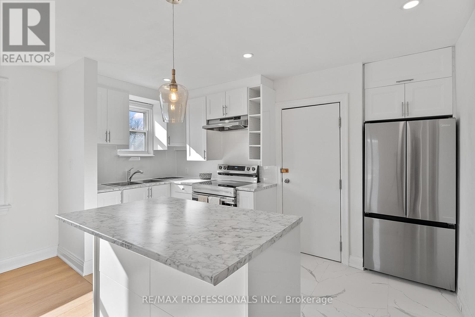 UPPER - 308 JANE STREET, Toronto, Ontario
