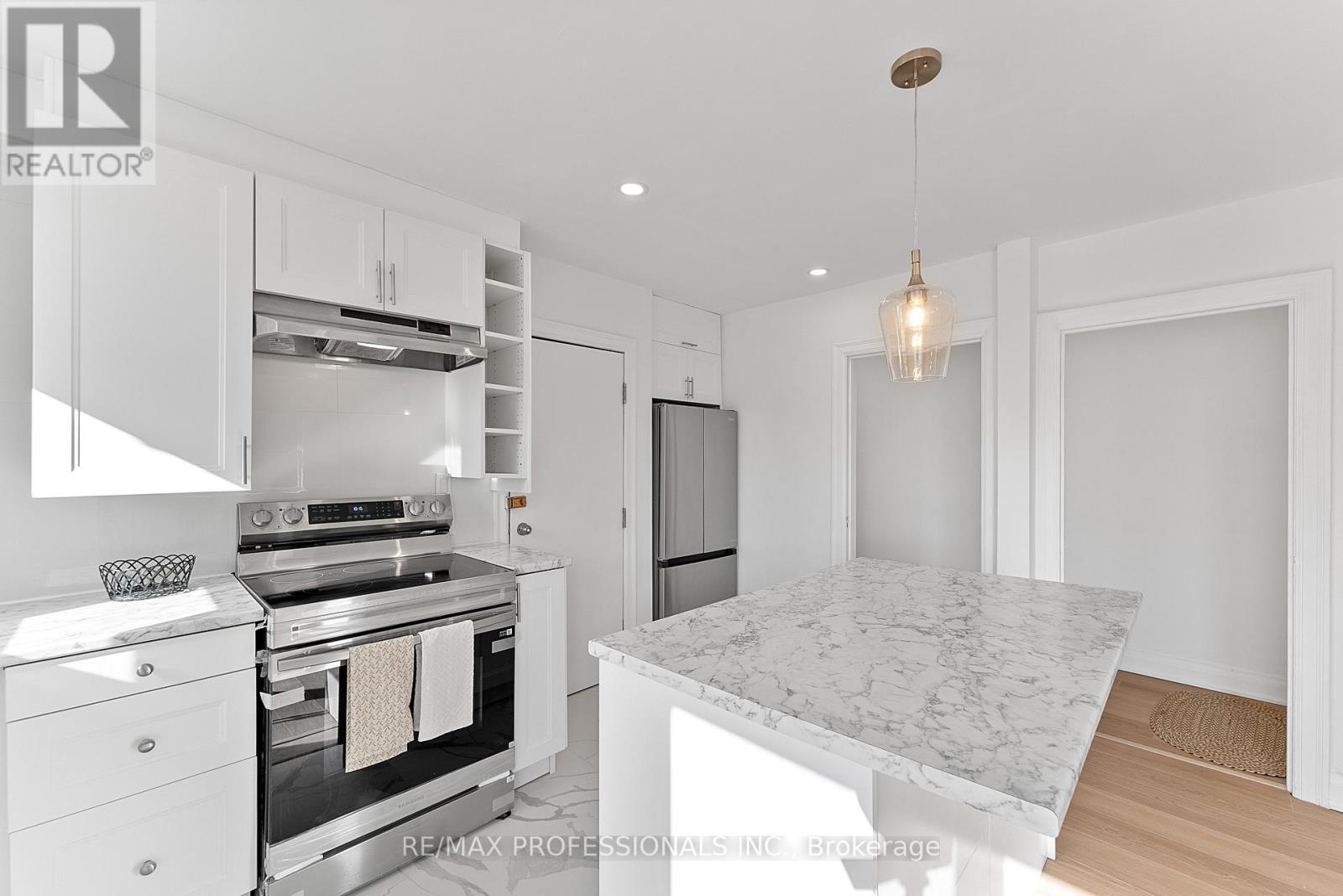 Upper - 308 Jane Street, Toronto, Ontario M6S 3Z4 - Photo 10 - W13665402