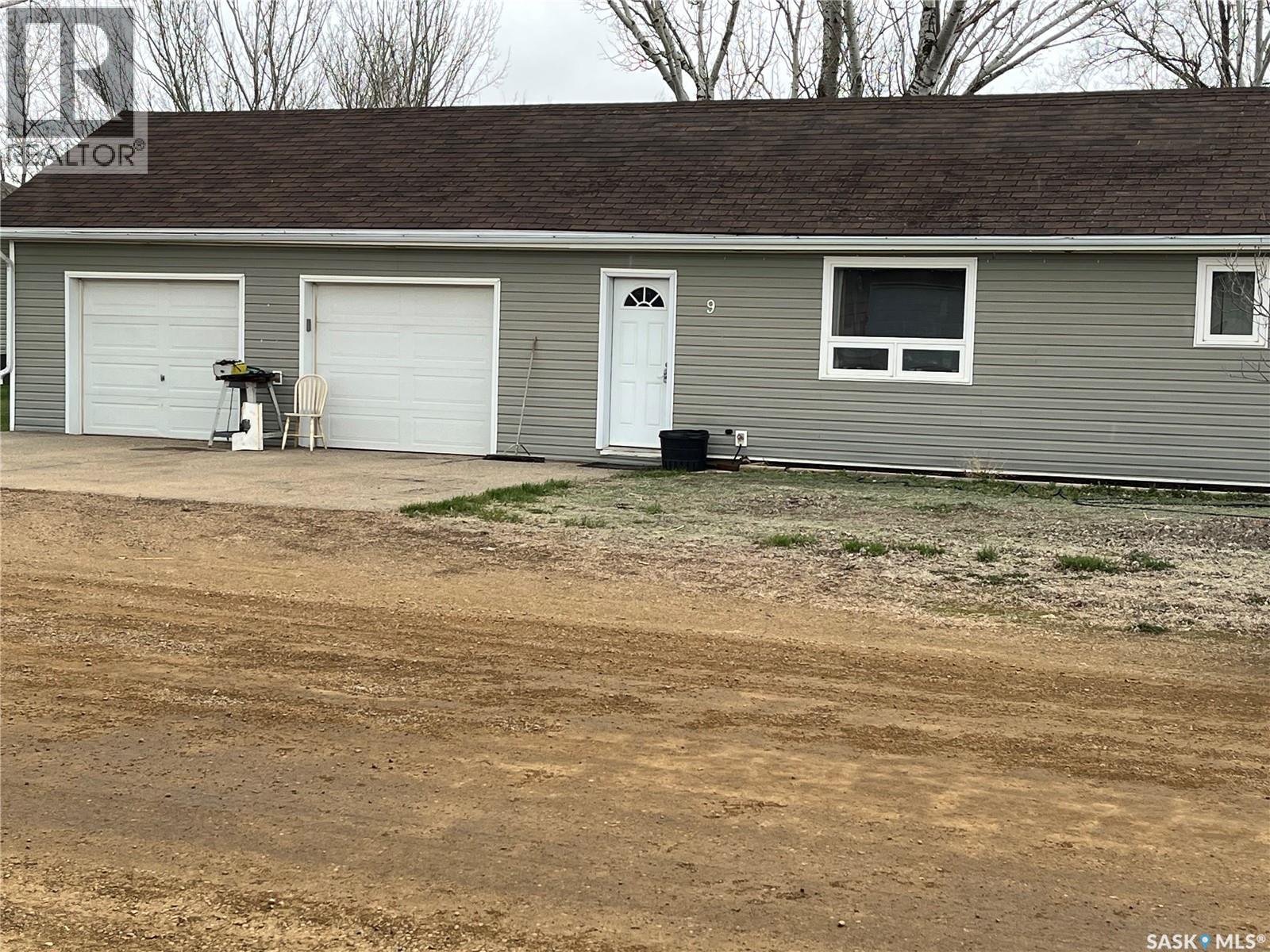 9 2nd Street E, Willow Bunch, Saskatchewan  S0H 4K0 - Photo 2 - SK045320
