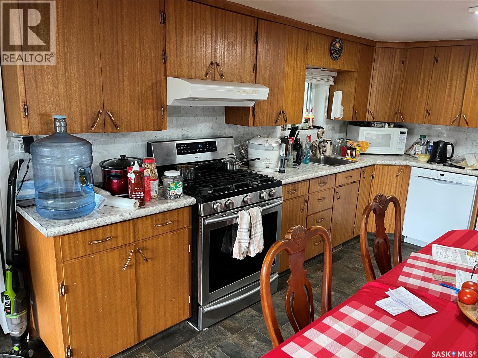 9 2nd Street E, Willow Bunch, Saskatchewan  S0H 4K0 - Photo 4 - SK045320