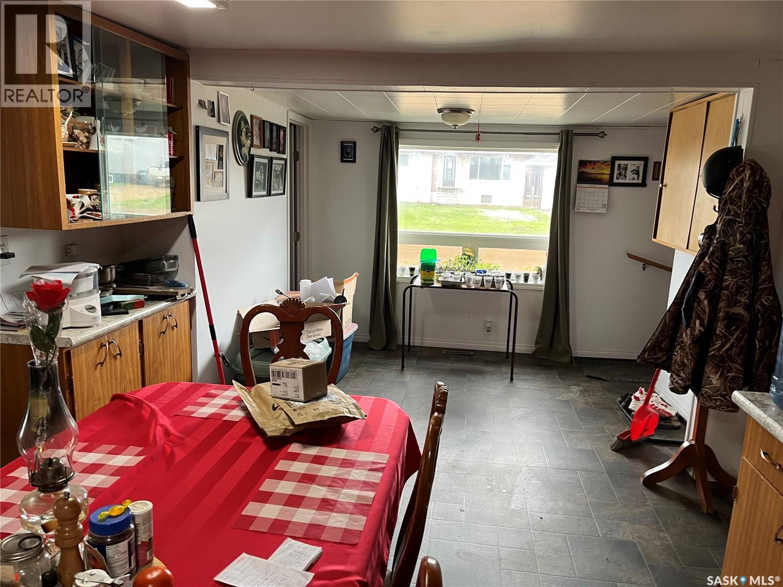 9 2nd Street E, Willow Bunch, Saskatchewan  S0H 4K0 - Photo 6 - SK045320