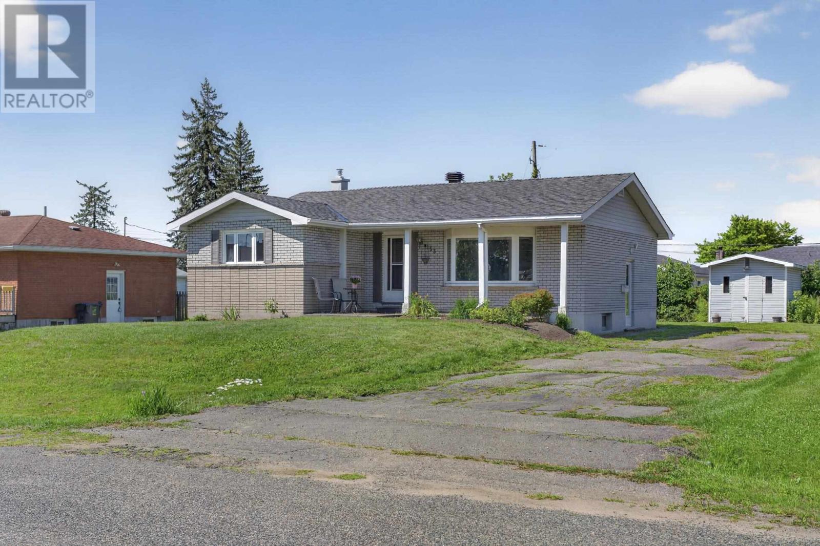 153 Caledon St, Sault Ste. Marie, Ontario  P6B 5C2 - Photo 3 - SM262115