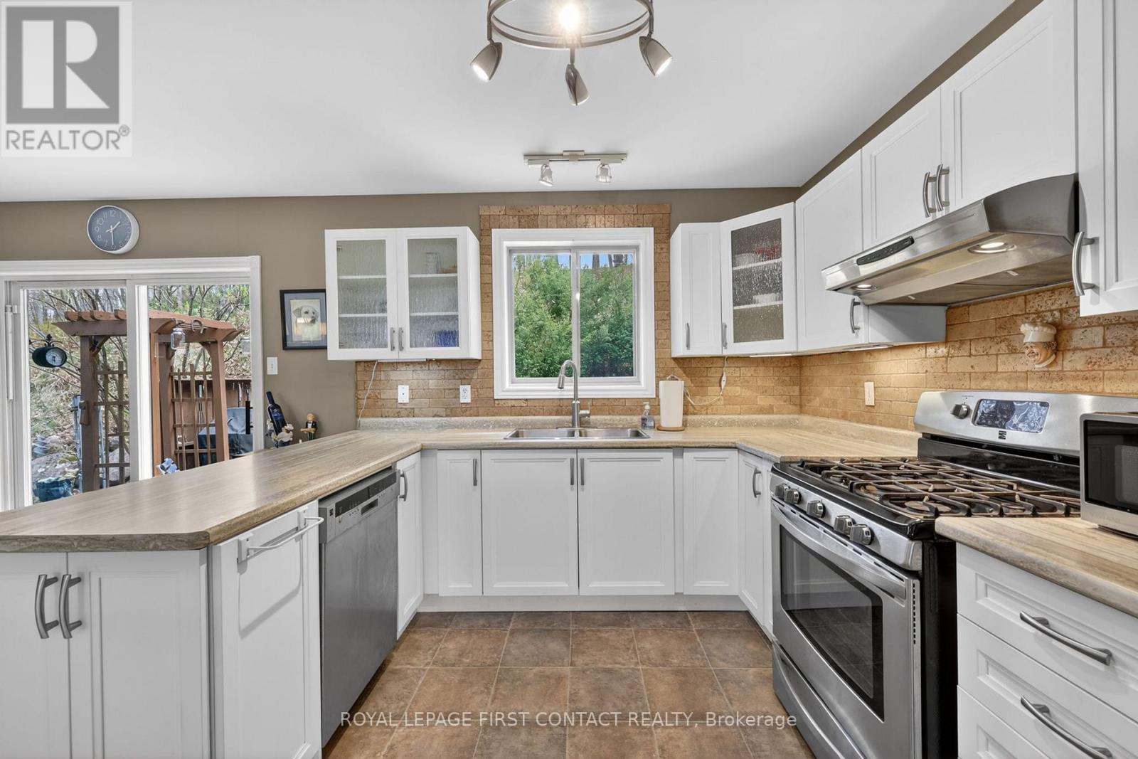 23 Mcfadden Drive, Springwater, Ontario  L0L 1V0 - Photo 4 - S13555066