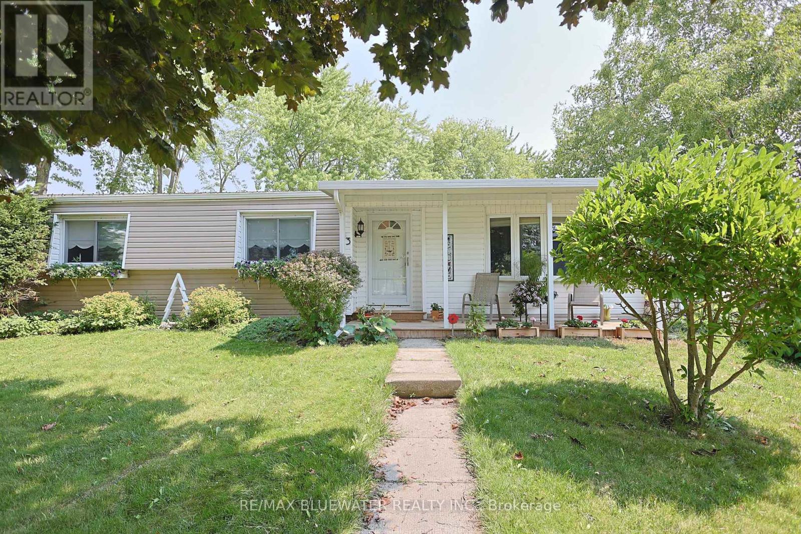 43 St Andrews Place, South Huron, Ontario  N0M 1T0 - Photo 8 - X13665860
