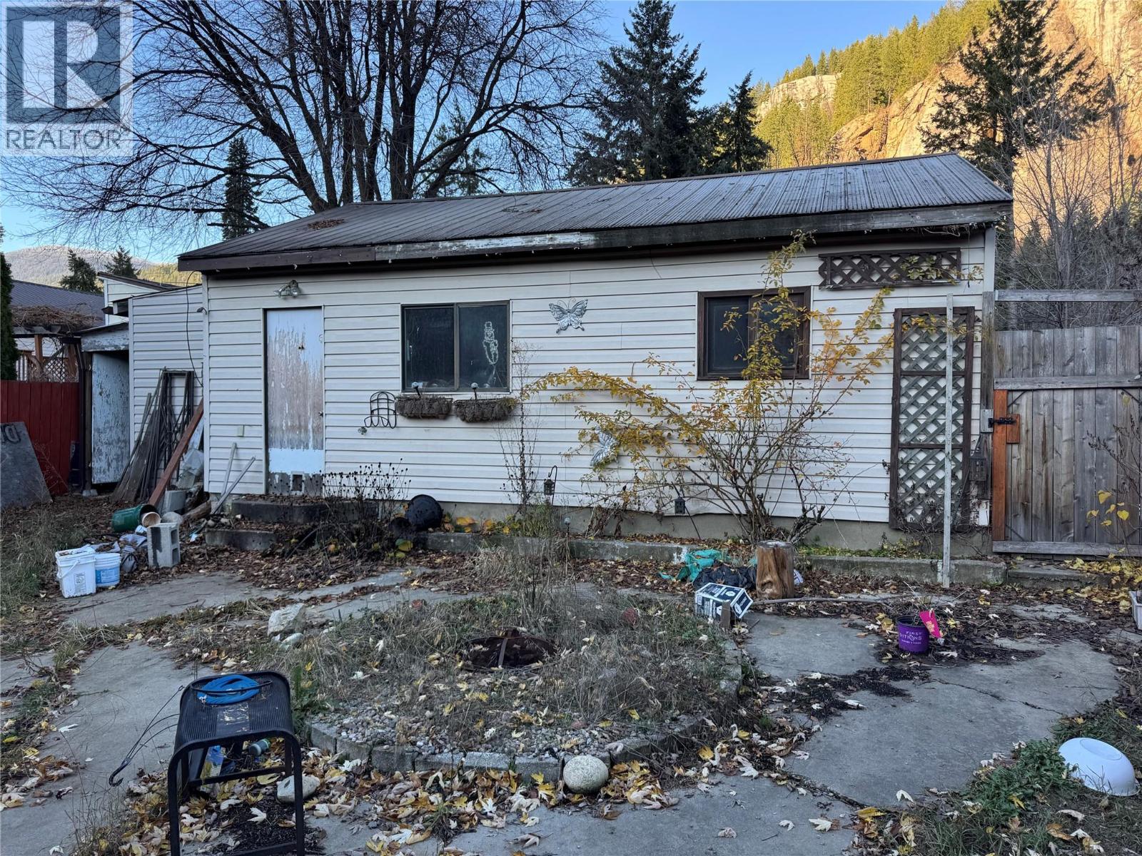 1042 Vine Street, Robson, British Columbia  V1N 4V8 - Photo 2 - 10369942