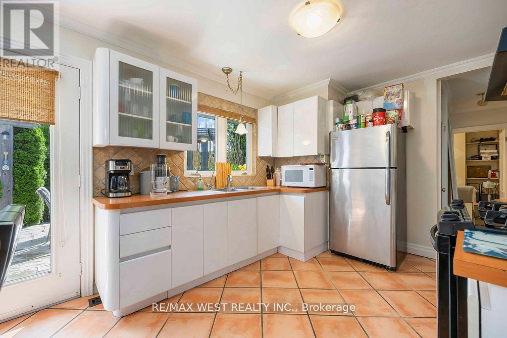 11 Duval Drive, Toronto, Ontario M6L 2J9 - Photo 10 - W13665808