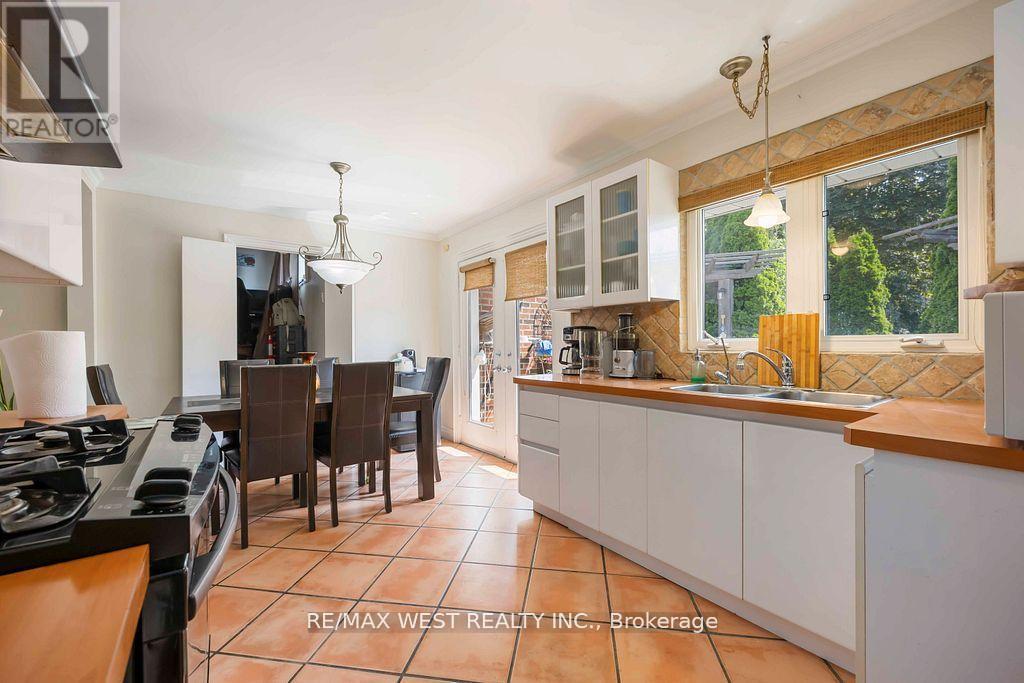11 Duval Drive, Toronto, Ontario M6L 2J9 - Photo 11 - W13665808