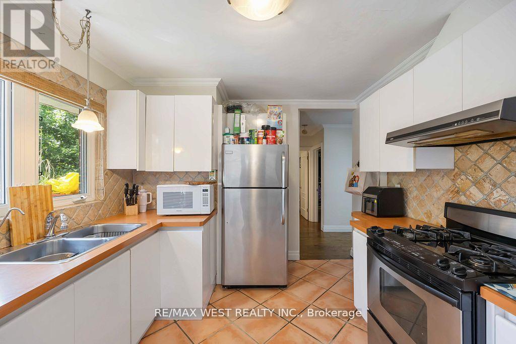 11 Duval Drive, Toronto, Ontario M6L 2J9 - Photo 14 - W13665808