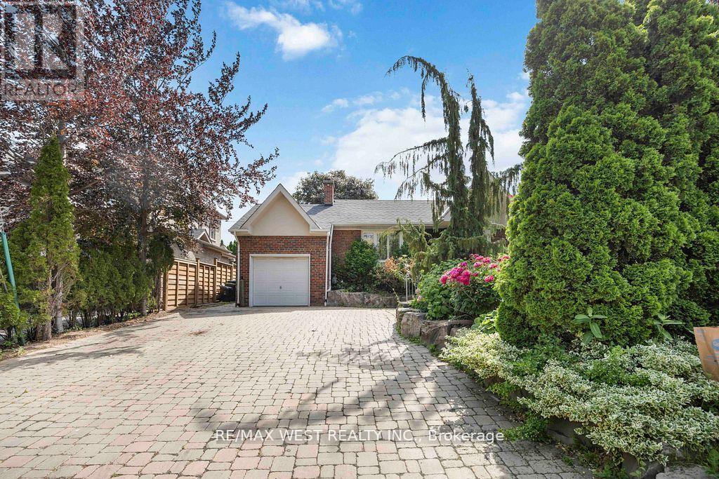 11 Duval Drive, Toronto, Ontario M6L 2J9 - Photo 3 - W13665808