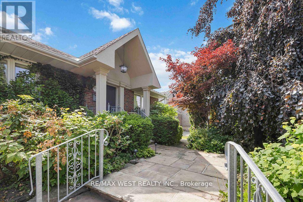 11 Duval Drive, Toronto, Ontario M6L 2J9 - Photo 4 - W13665808
