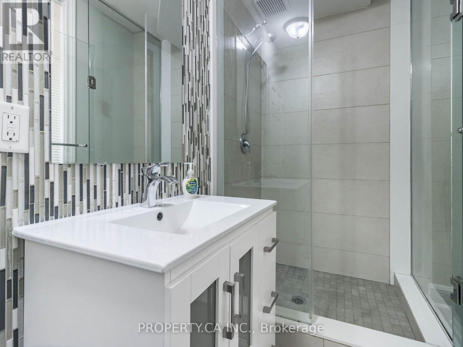 Main - 285 Bartlett Avenue, Toronto, Ontario  M6H 3G3 - Photo 8 - W13665862