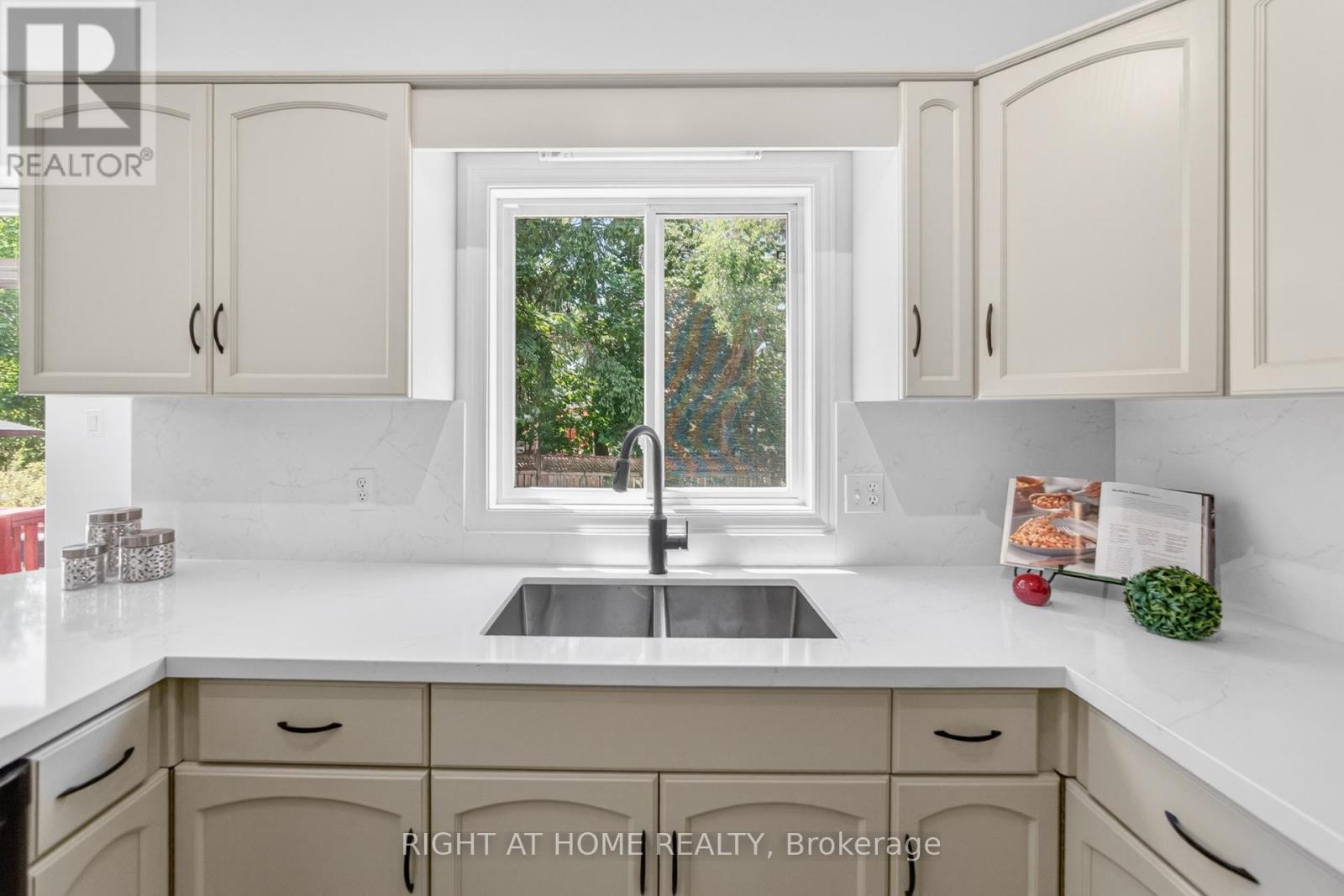 72 Beardmore Crescent, Halton Hills, Ontario  L7J 2Z1 - Photo 5 - W13665870