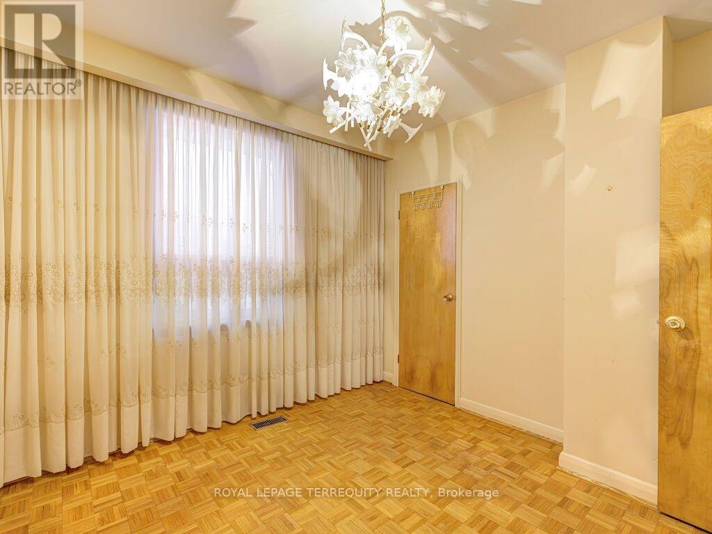 274 Harvie Avenue, Toronto, Ontario  M6E 4K6 - Photo 14 - W13665832